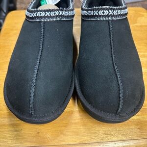 Brand New No Box Unisex 100% Shearling Slippers. Men’s Size 9 / Women’s Size 10